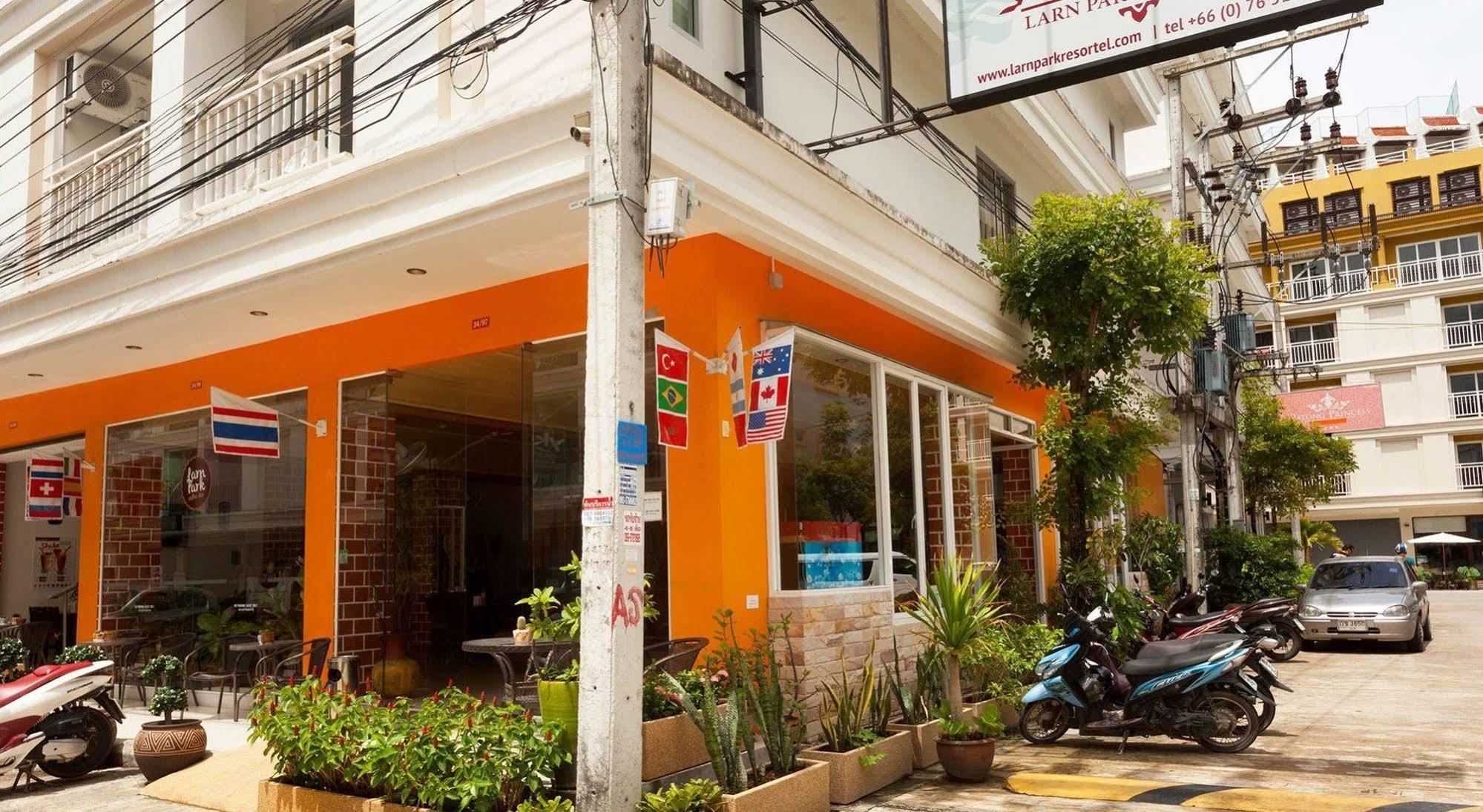 Larn Park Resortel Patong Exteriör bild