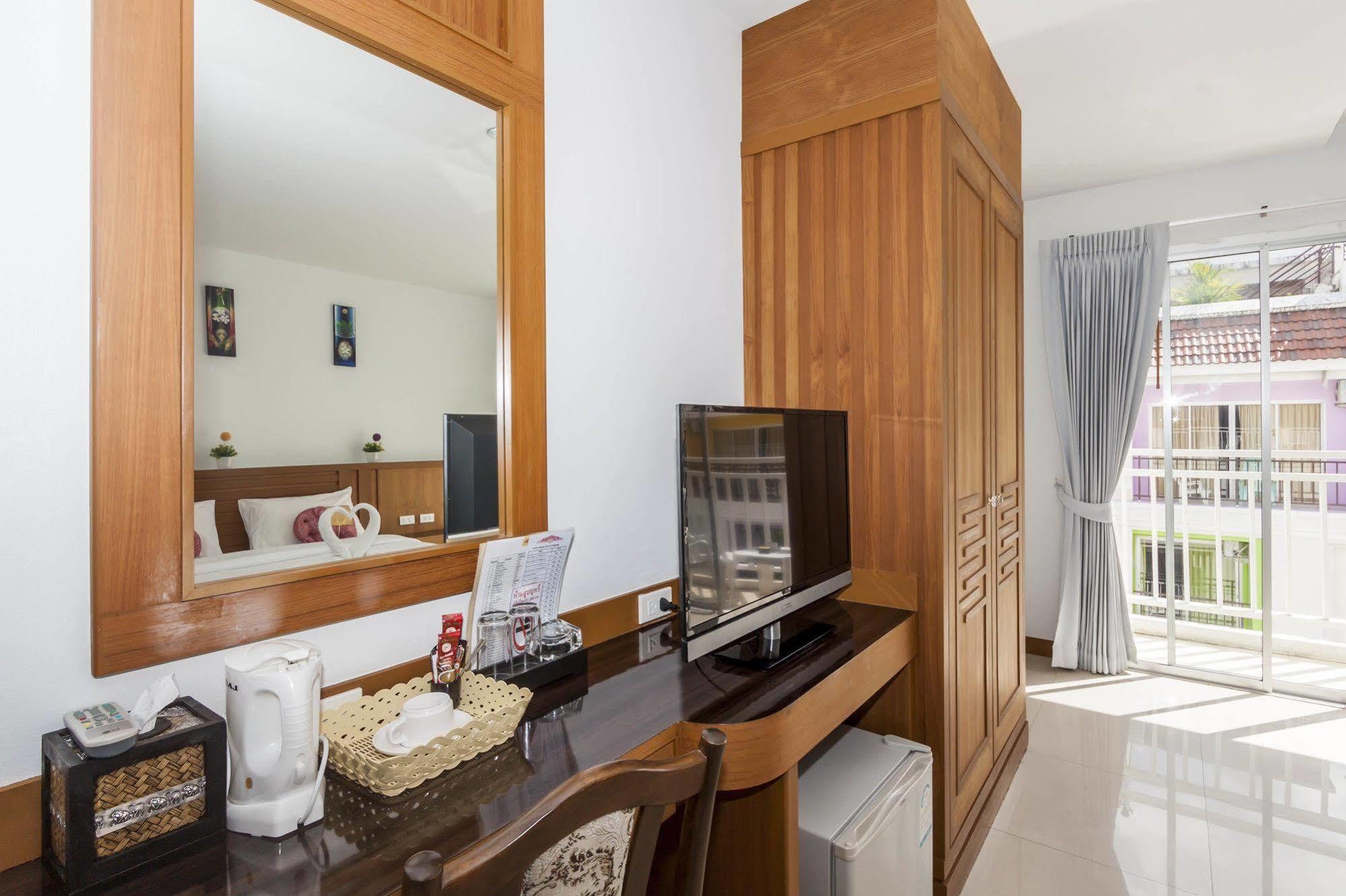 Larn Park Resortel Patong Exteriör bild