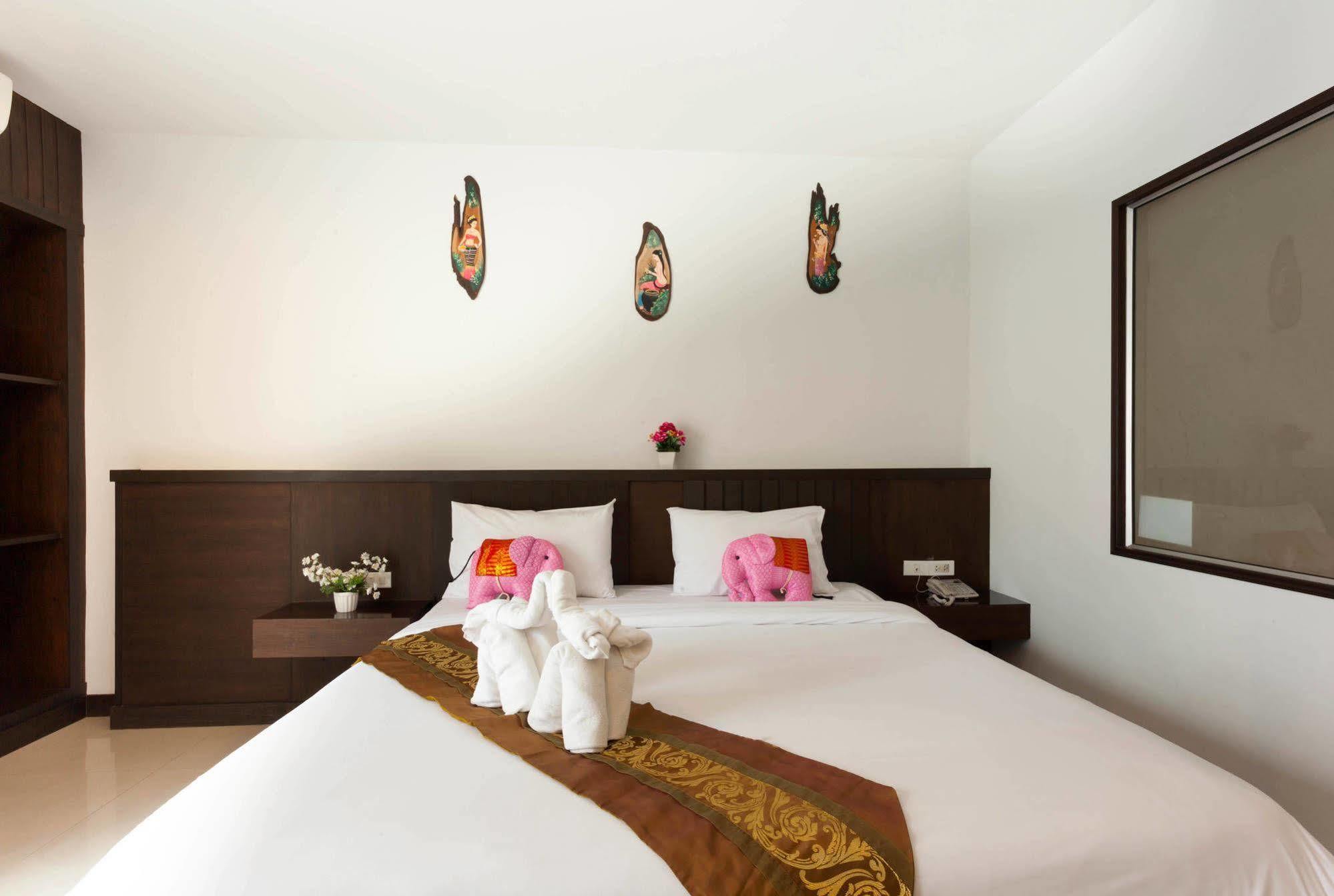 Larn Park Resortel Patong Exteriör bild