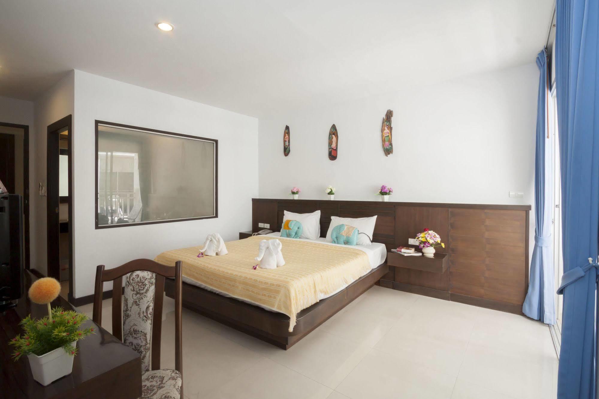 Larn Park Resortel Patong Exteriör bild