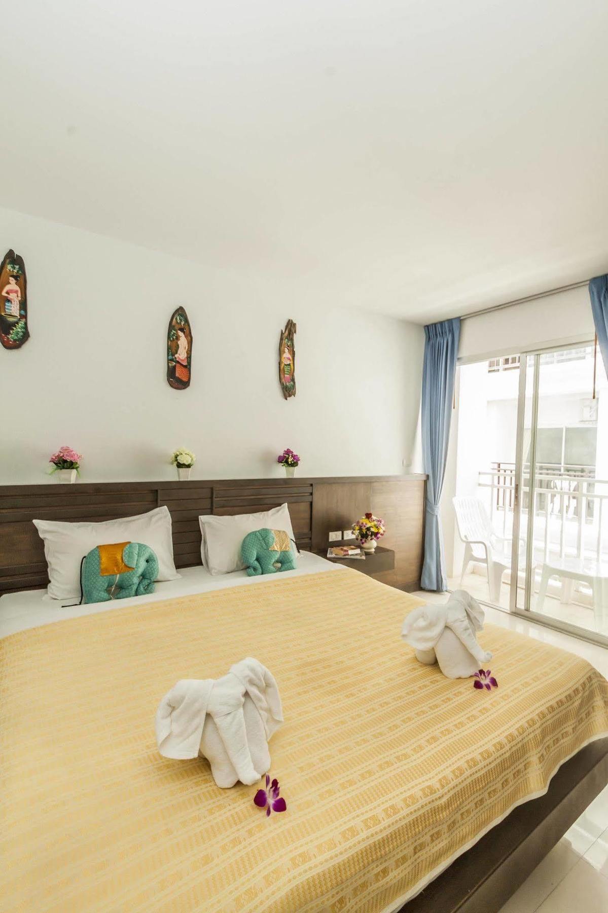 Larn Park Resortel Patong Exteriör bild