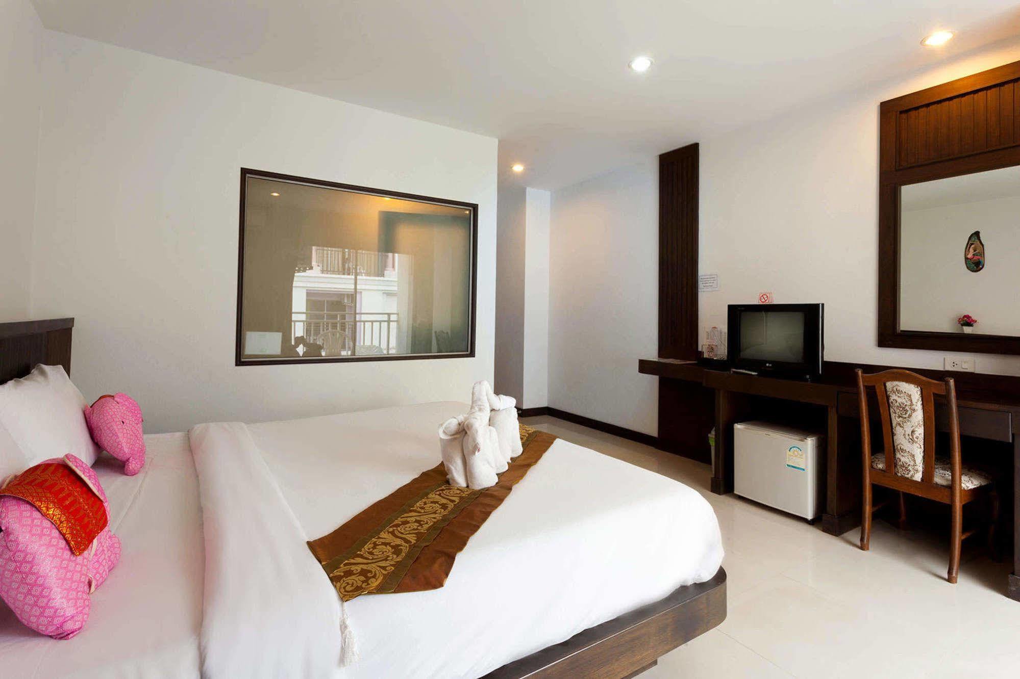 Larn Park Resortel Patong Exteriör bild