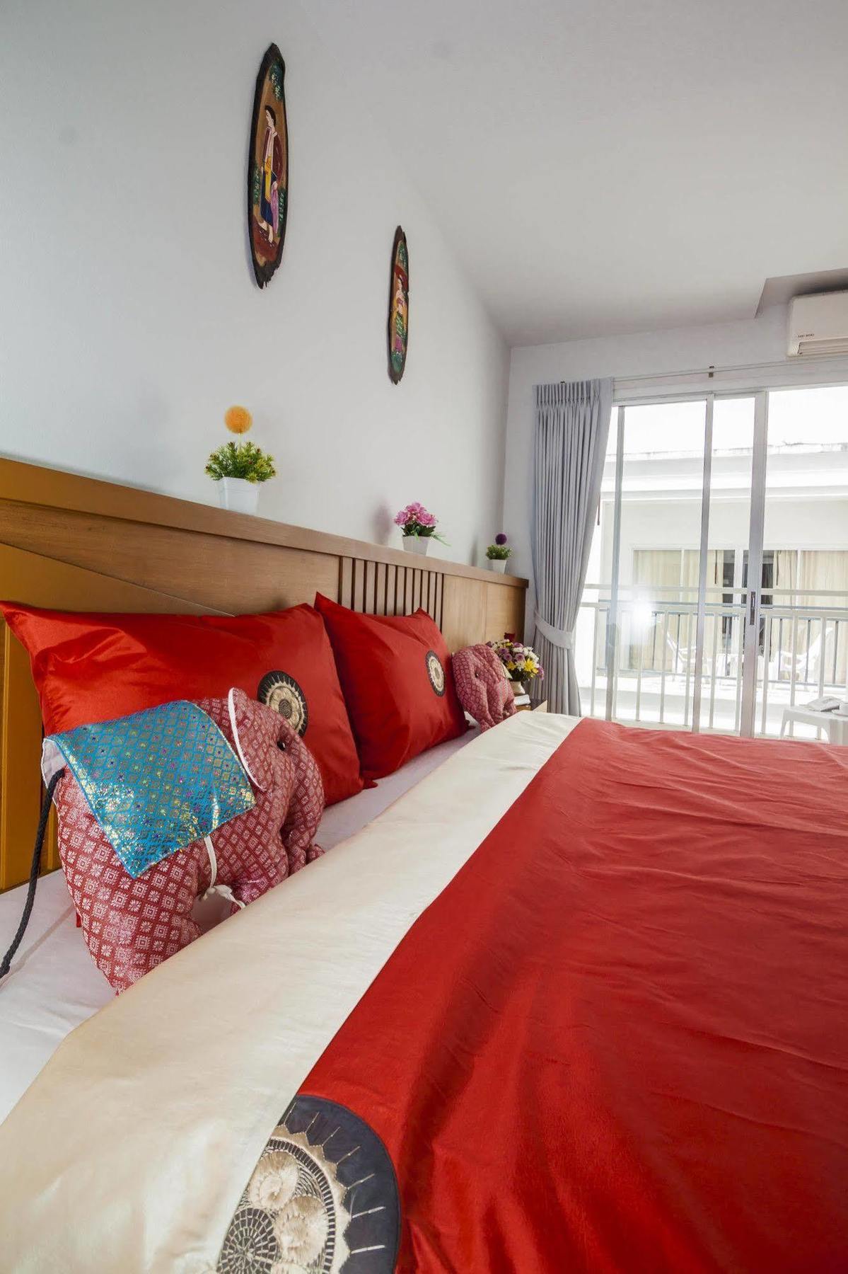 Larn Park Resortel Patong Exteriör bild